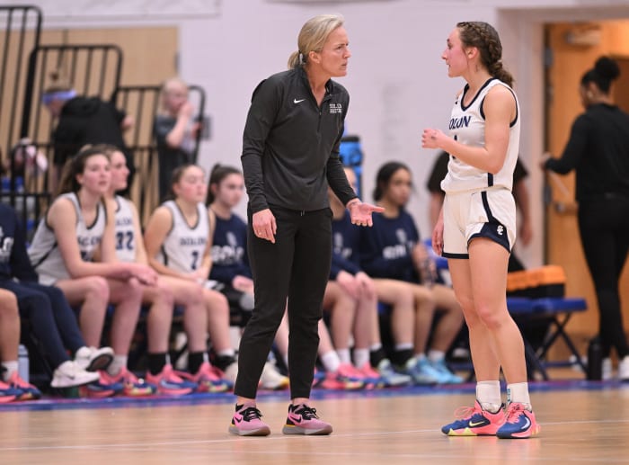Solon girls basketball head coach Trish Kruse talks to Mackenzie Blackford during a game in the 2022-23 season. Photo credit: Jeff Harwell, SBLive Sports